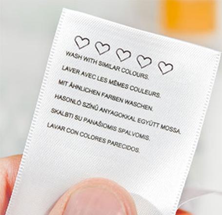 Ein Waschzettel mit Pflegehinweisen zu Gore Tex Produkten.