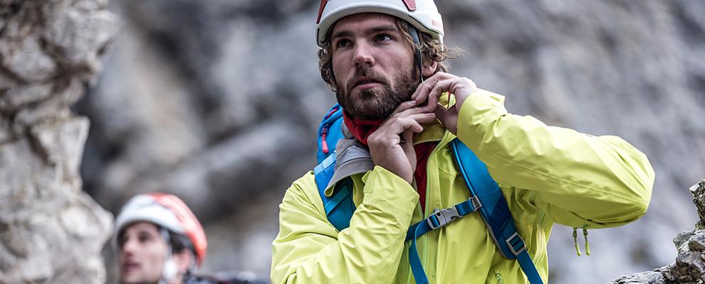 Ein Mann zieht gerade den Kinnriemen seines Helmes fest.