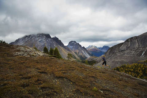 Eine Trailrunnerin läuft auf einem Berg.