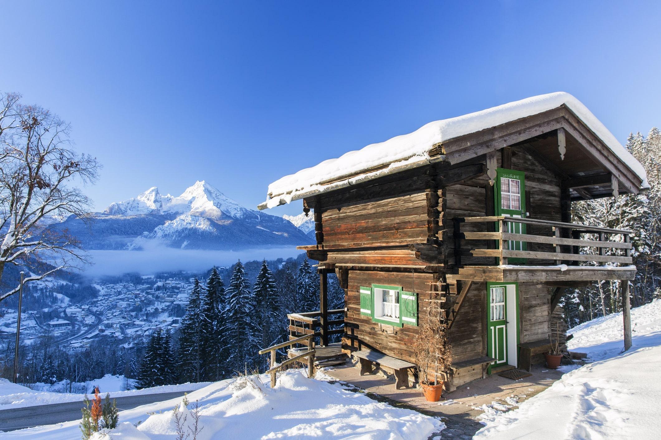 Eine H&uuml;tte in Berchtesgaden mit dem Watzmann im Hintergrund