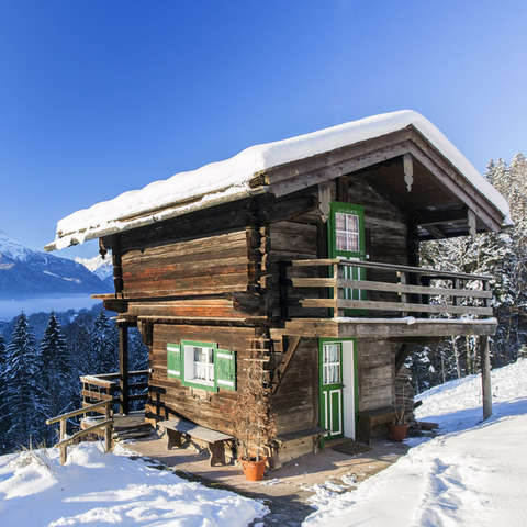 Eine Hütte in Berchtesgaden mit dem Watzmann im Hintergrund