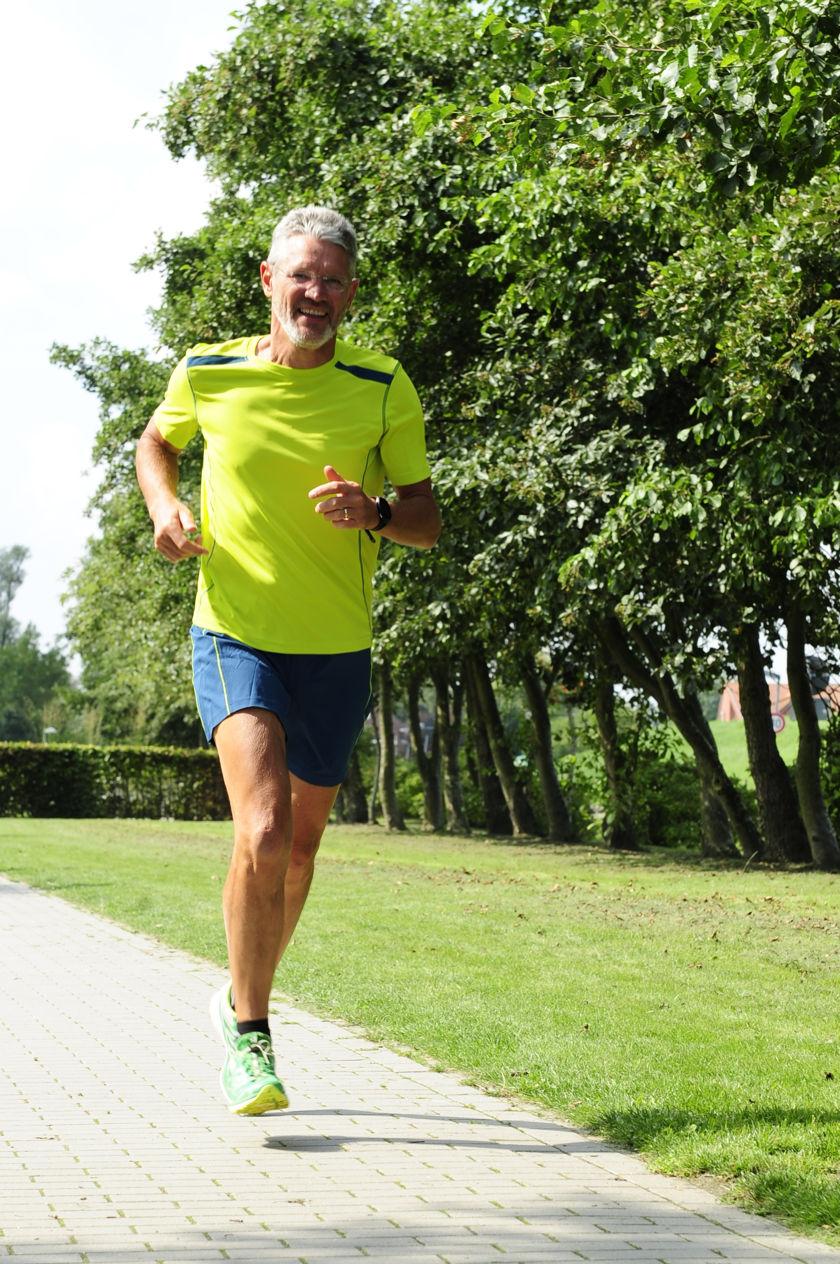 Harry H&uuml;ttmann beim Trailrunning in schwarzer Hose und gr&uuml;nem T-Shirt.