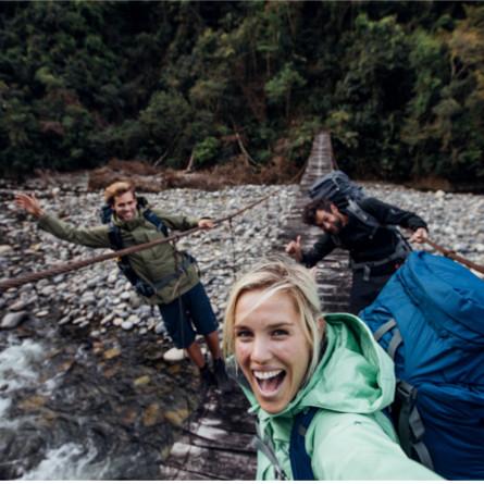 Eine Gruppe von 3 Leuten an einem Bach. Ausgerüstet mit PFC freier Ausrüstung von Jack Wolfskin.