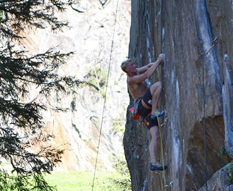 Fabian Schröder klettert eine Felswand hinauf.