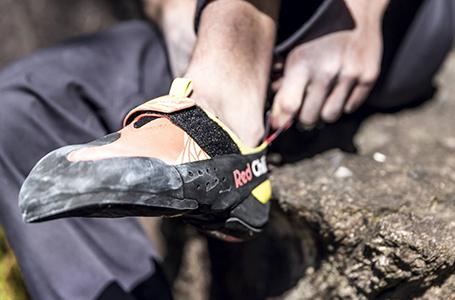 Kletterschuhe in der Nahaufnahme, wie sie gerade angezogen werden.