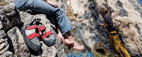 Ein paar Kletterschuhe auf einem felsigen Untergrund.