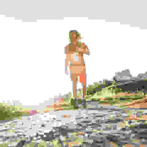 Ein Mann wandert bei großer Hitze durchs Gebirge.