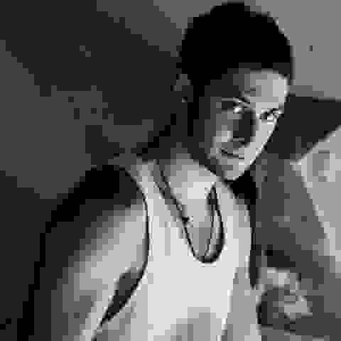 Eine Portraitaufnahme von Marcus (Bouldaheads) in schwarz weiß.