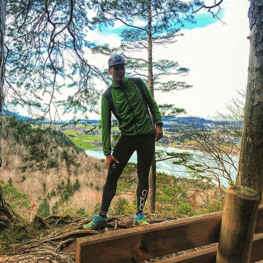 Trailrunner Michael Arend steht in der Natur