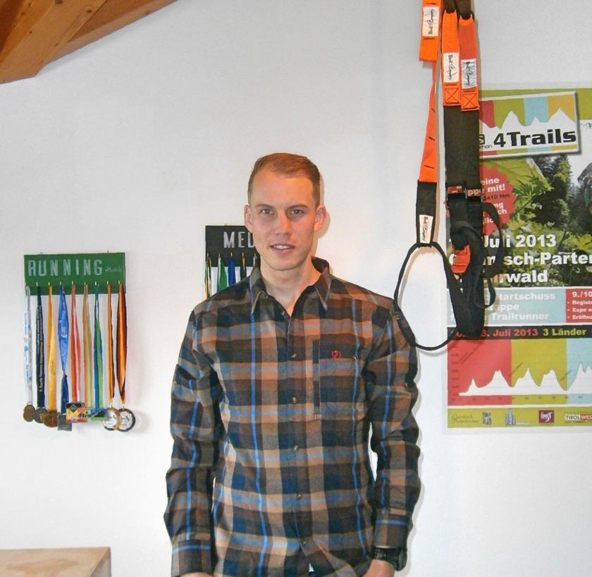 Trailrunner Michael Arend steht vor seinen Medaillen
