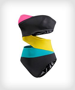 Ein bunt gefärbter Monokini auf weißem Grund.