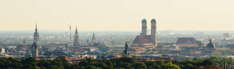 Ein Panorama der Stadt München.