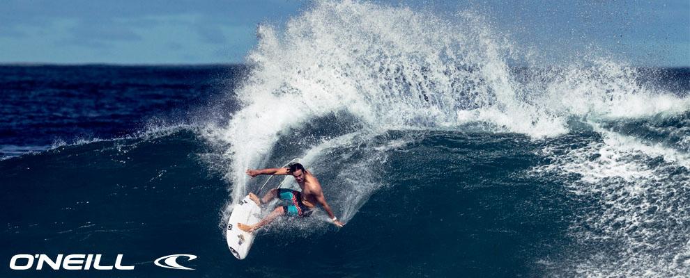 Ein Surfer reitet auf gro&szlig;en einer Welle im Meer