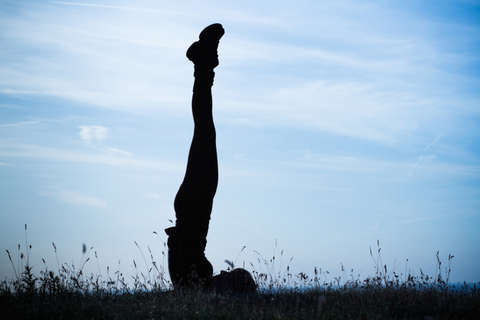 Eine Frau macht die Yogaübung "Schulterstand"