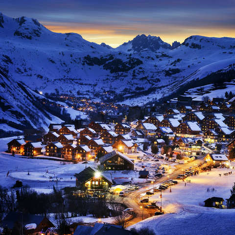 Ein Schweizer Skiurlaubsort bei Nacht