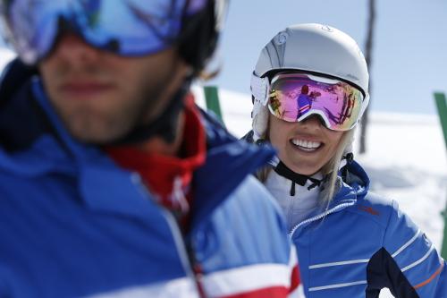 Ein Mann und eine Frau schauen durch ihre Skibrillen in die Kamera. Auf dem Kopf tragen sie Skihelme.