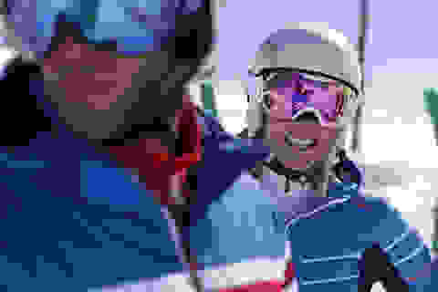 Ein Mann und eine Frau schauen durch ihre Skibrillen in die Kamera. Auf dem Kopf tragen sie Skihelme.