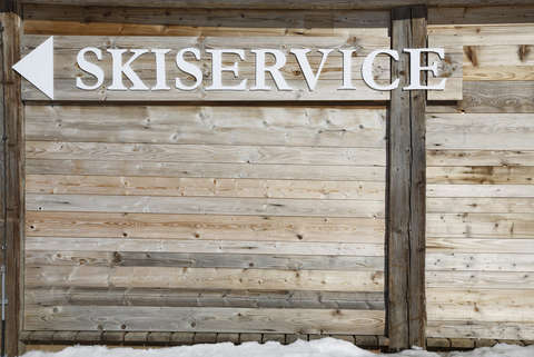 Ein Schild an einer Hütte zum Skiservice.