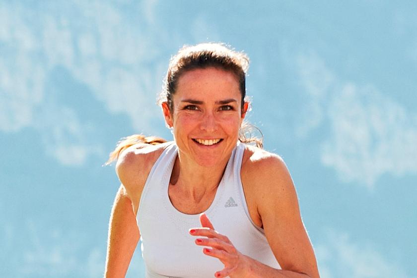 Sonja von Opel von vorne während eines Laufes fotografiert.