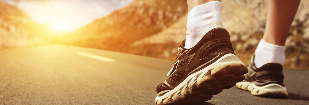 Nahaufnahme der Sportschuhe und -socken eines L&auml;ufers 