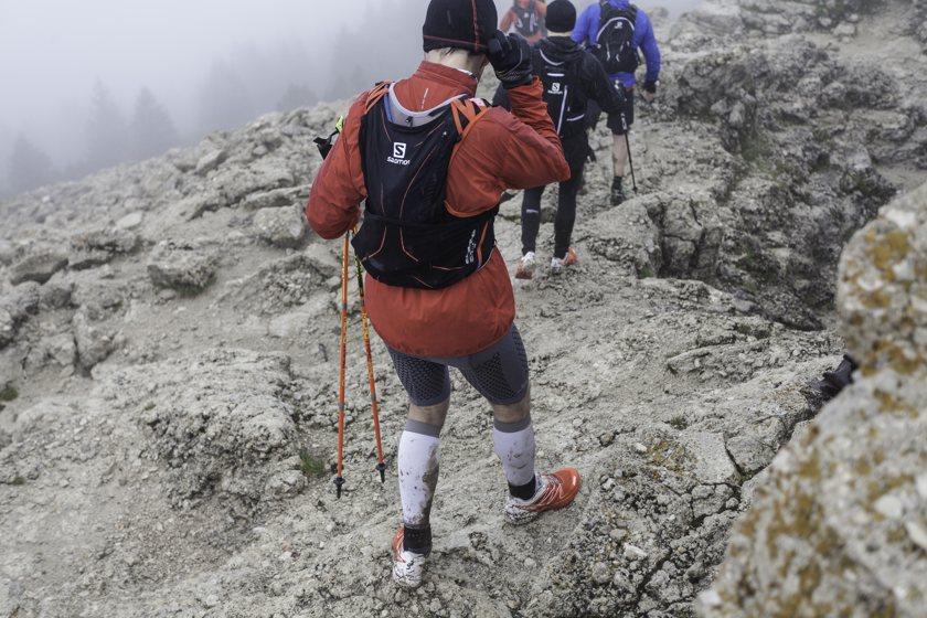 Eine Wandergruppe wandert durch neblige alpine Landschaft