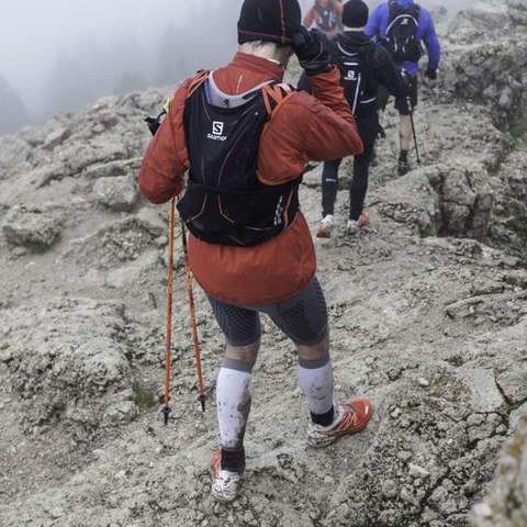 Eine Gruppe Trailrunner läuft über einen anspruchsvollen hochalpinen Trail bergab