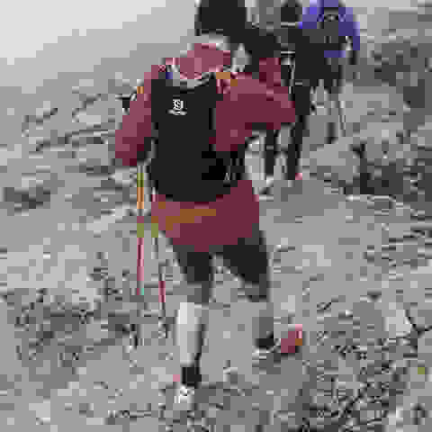 Eine Gruppe Trailrunner läuft über einen anspruchsvollen hochalpinen Trail bergab