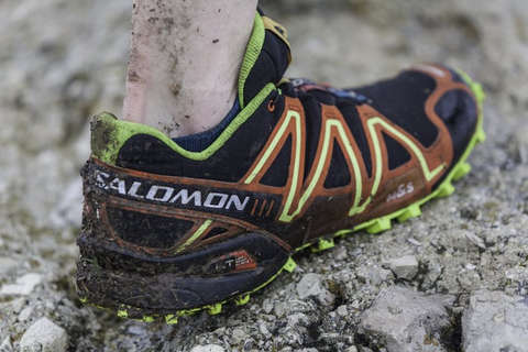 Salomon Trailrunning Schuhe in der Nahaufnahme.