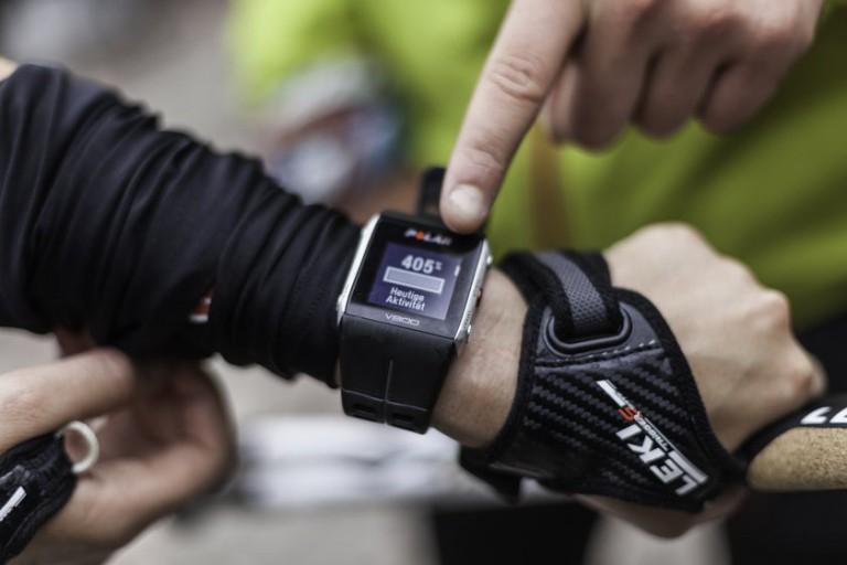 Ein Mann bedient eine Fitnessuhr am Arm