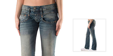 Eine Frau trägt eine Stonewashed Jeans.