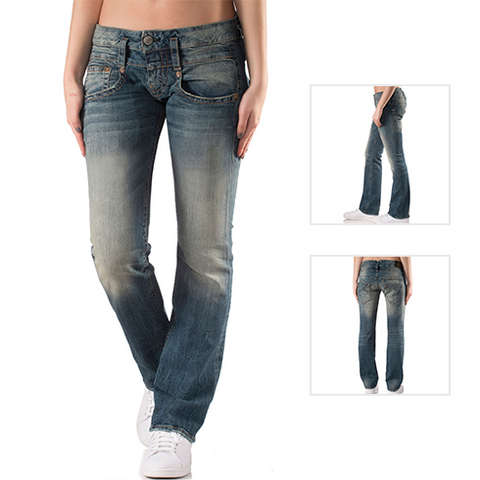 Eine Frau trägt eine Straight Fit Jeans.