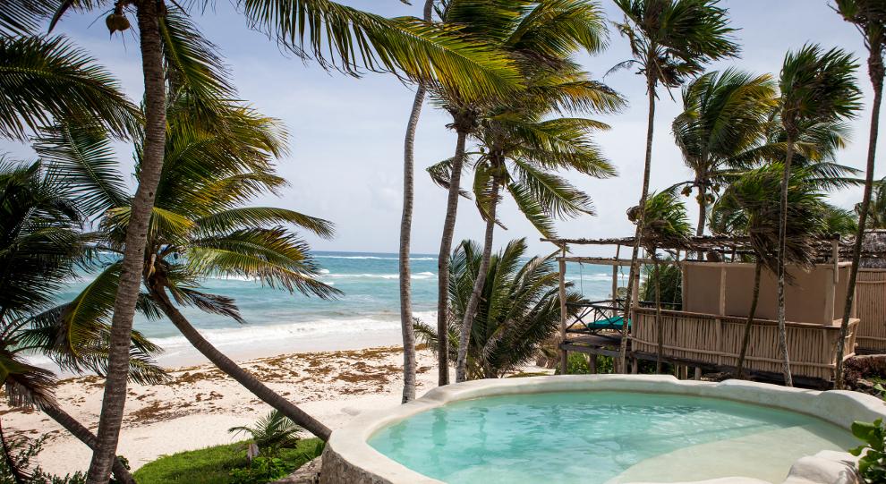 Ein Pool direkt am Strand. 