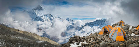 Zelte auf einem Berg im Himalaya.