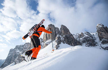 Ein Skitourengeher beim Aufstieg.