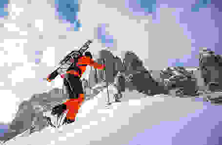 Ein Skitourengeher beim Aufstieg.