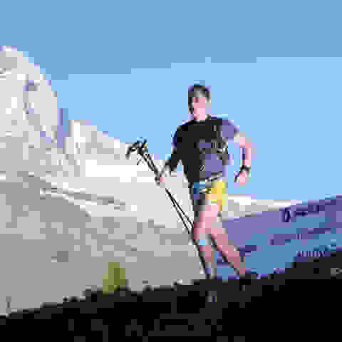 Trailrunner Michael Arend läuft einen Trail mit dem Matterhorn im Hintergrund