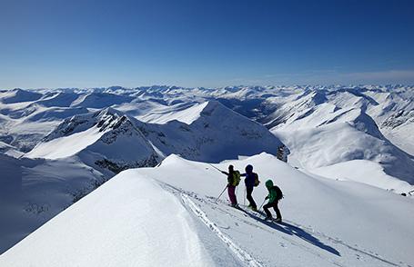 2 Skitourer auf einer geführten Tour mit Skilehrer.
