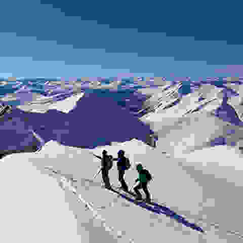 2 Skitourer auf einer geführten Tour mit Skilehrer. 