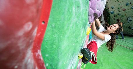 Alex Puccio beim Bouldern in der Kletterhalle.