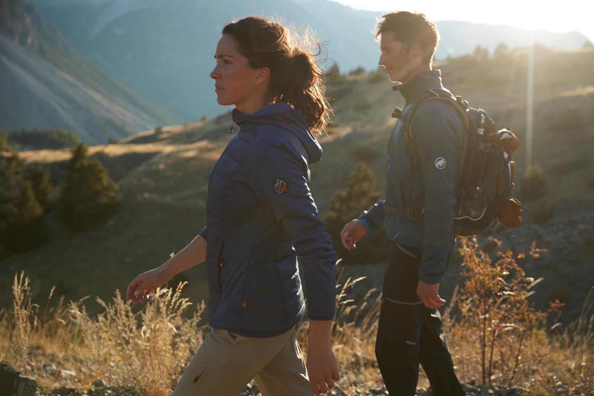 Ein Mann und eine Frau beim Wandern mit der richtigen Wanderausr&uuml;stung.
