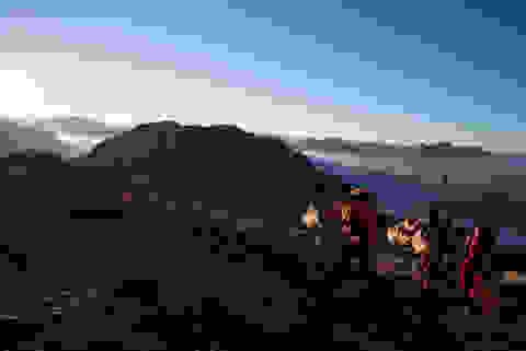 Eine Gruppe von Wanderern ist auf einem Bergpfad unterwegs.