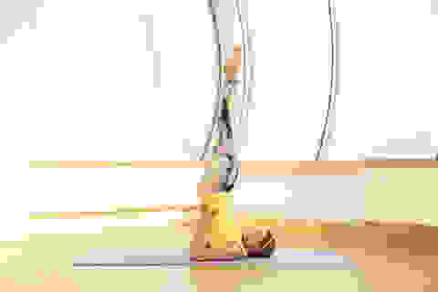 Eine Frau macht die Yogaübung "Schulterstand" - Position 2